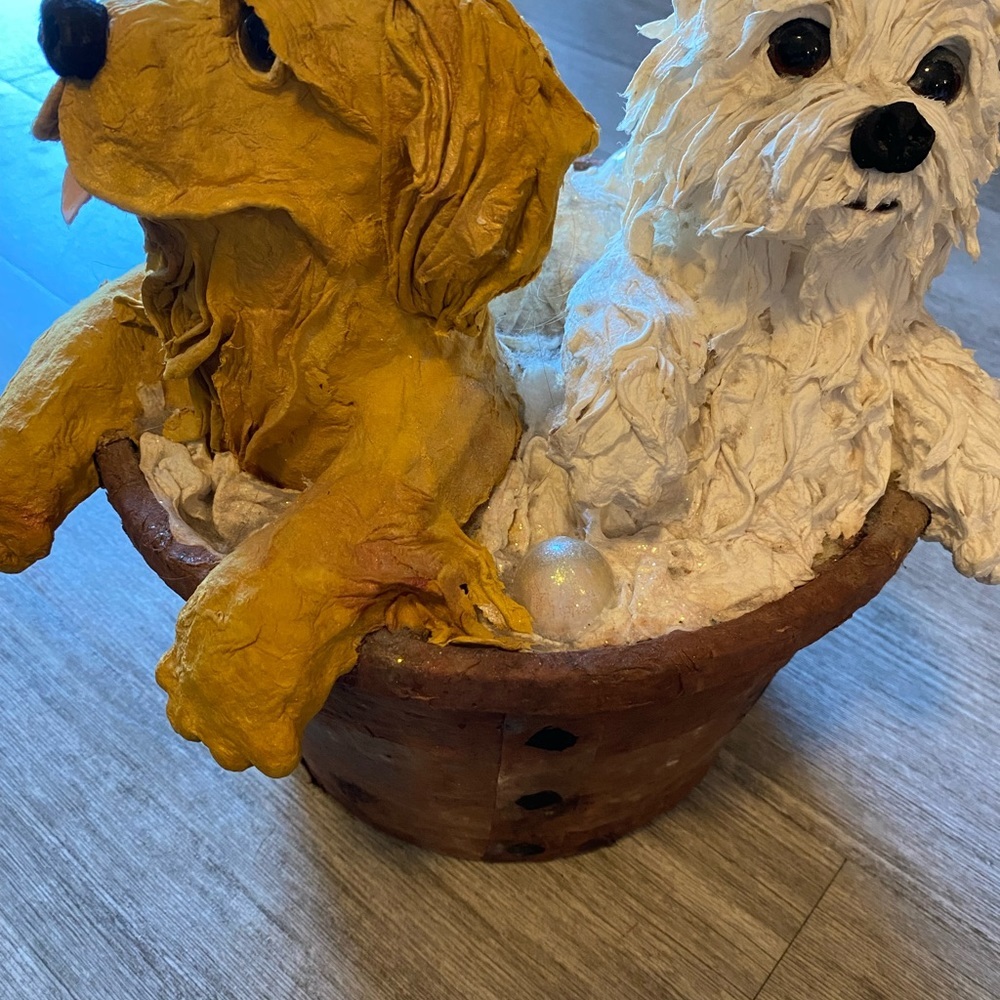 papier-mâché dogs in a papier-mâché basket artist signed. Purchased in a Gallery - Picture 3 of 16